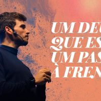 Um Deus que está um passo à frente | Por Amor | Victor Azevedo