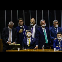 ‘É patético’, diz cientista político sobre motim de parlamentares