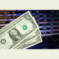 Dólar abaixo de R$ 5: é hora de comprar a moeda americana?