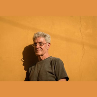 O Dia da Girafa: Maurício Pereira reúne memórias e poesia em novo disco