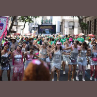 Monobloco celebra 26 anos e homenageia Jorge Aragão no Carnaval
