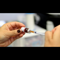 Cobertura vacinal de sarampo em SP caiu para 77,5%, o que gera emergência de novos casos, afirma virologista