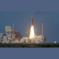 Astronautas da Artemis II deixam cápsula após chegada à Terra