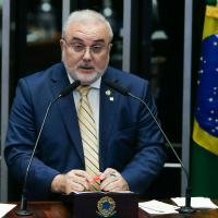 Será preciso reajustar preço do diesel caso guerra no Oriente Médio se estenda, diz ex-presidente da Petrobras