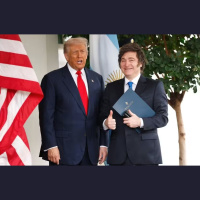 Influência de Trump e Milei nas eleições: eleitores têm votado no Lula pelo o que Flávio representa, diz especialista