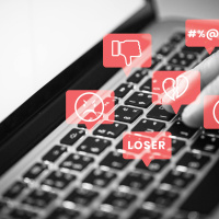 Cyberbullying cresce nas férias e acende alerta para pais e escolas