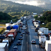 Já é o segundo dia da greve dos caminhoneiros, e mais pontos das rodovias do Sul do Rio de Janeiro entram para a manifestação.
