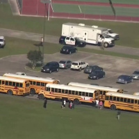 Tiros são disparados em escola no Texas, há entre 8 e 10 mortos.
