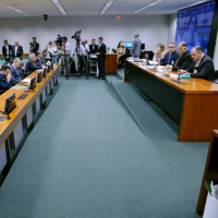 Projeto Escola Sem Partido provoca bate-boca entre deputados e manifestantes