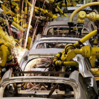 A produção de automóveis, comerciais leves, caminhões e ônibus, segue trajetória de crescimento.