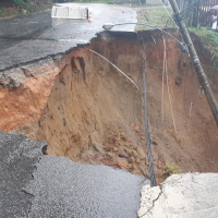 Casas e parte de estrada desabam em Mangaratiba, RJ