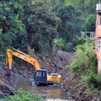 Operação de limpeza no Rio Barra Mansa.