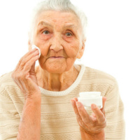 Em simpósio, Sociedade Brasileira de Dermatologia lança Cartilha para idosos