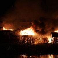 Incêndio de grandes proporções atinge ao menos 600 casas de madeira em Manaus
