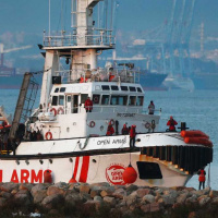 Barco com mais de 300 refugiados desembarca na Espanha