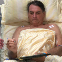 Tomografia descarta complicações cirúrgicas em Bolsonaro