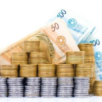 O volume de depósitos na caderneta de poupança superou o de saques em R$ 1 bilhão em abril.