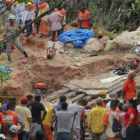 Após o deslizamento que destruiu casas e deixou 15 mortos