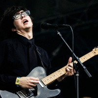 VII - Um avião sobre o mar (no banco de trás de)