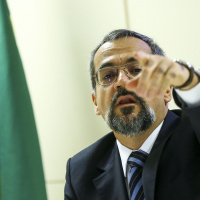 Abraham Weintraub é do grupo ideológico do governo e tem respaldo