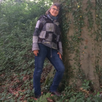 Viel mehr als Bäume umarmen: Mit Waldbaden den Alltag vergessen, Stresslevel senken und auftanken.