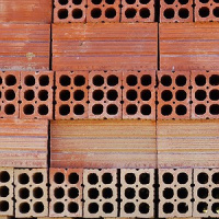 Pedreiro utiliza material reciclável para construir sua própria casa