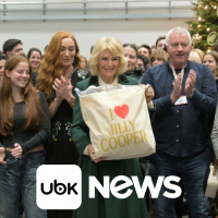 CULTURA - Rainha Camilla aparece no set de filmagens de Rivais em homenagem à amiga Jilly Cooper