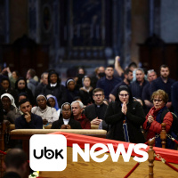 MUNDO - Dezenas de milhares fazem fila para prestar últimas homenagens ao papa Francisco no Vaticano