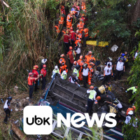 MUNDO - Pelo menos 50 pessoas morrem na Guatemala depois que um ônibus cai de uma ponte